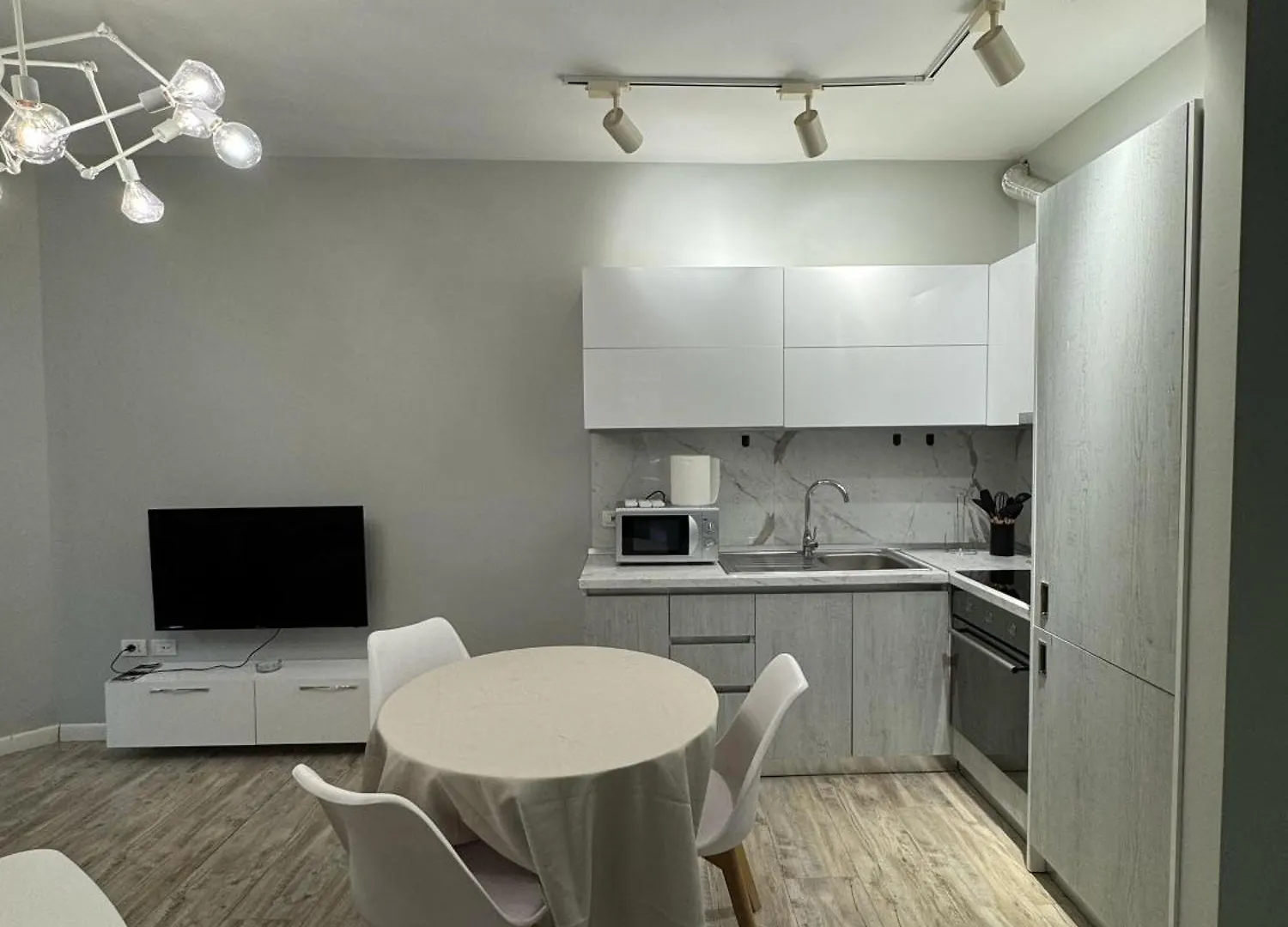 Denny'S Apartment City Center 2 تيرانا